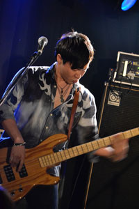 ベース：クッシ