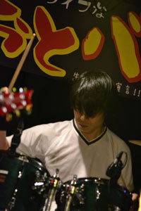 ドラム：サトシ