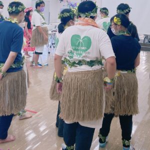 ひとつぶの雨がやがて海になるようにぼくら手をつなぎ今世界を変えよう