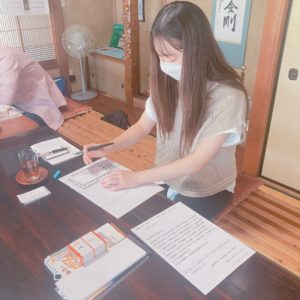 姿勢良く写経を進めるさくら。