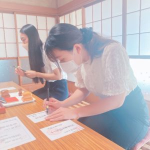 スラスラと御朱印を書き進める杏。