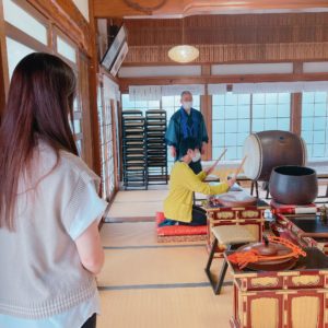 無難に太鼓を叩くたつや。