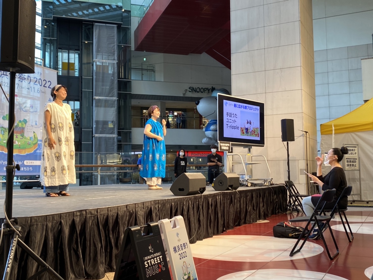 ステージの上にいるとりっぷるのお二人と、ステージの下に座って二人に何やら支持を出している人がいますね。