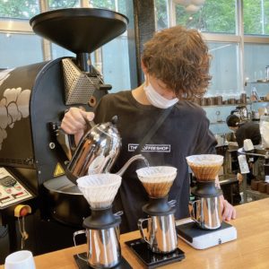 コーヒーを淹れてもらっている様子