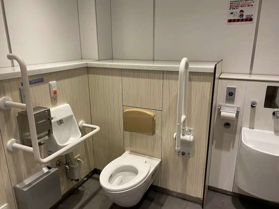 JR関内駅のトイレ。右手すりが固定、オストメイト付き。
