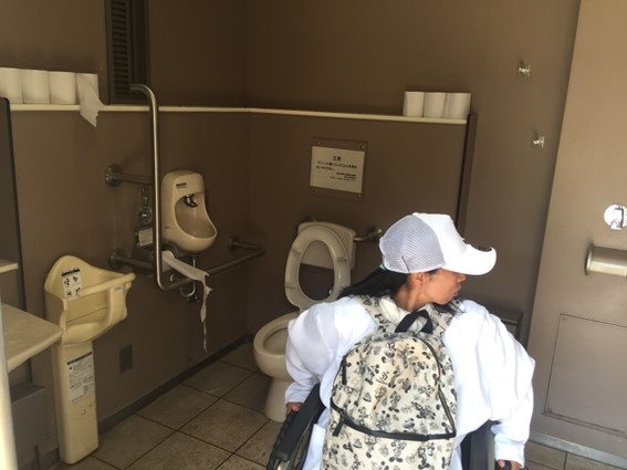 横浜公園の多機能トイレ設備。右手すりのみ。