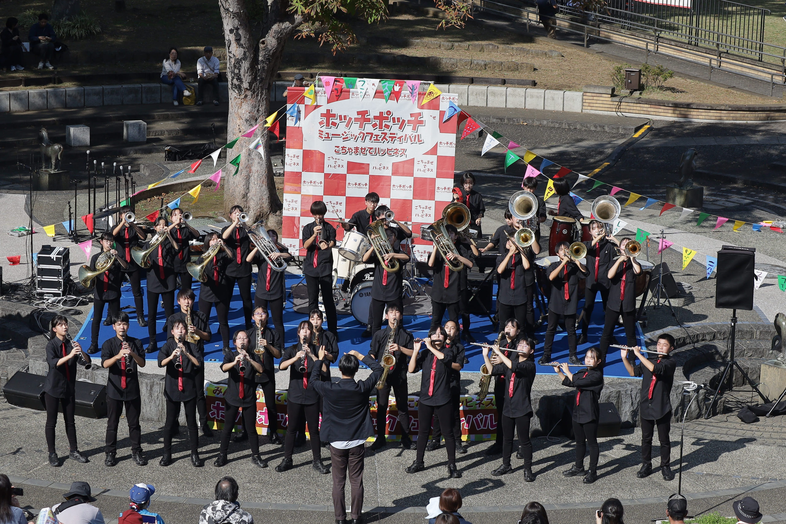 横浜市立港中学校吹奏楽部Marching Jazz Band。いろんな「力」を感じられます。