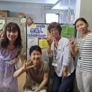 かながわ外国人すまいサポートセンターの職員さんと記念撮影している様子。