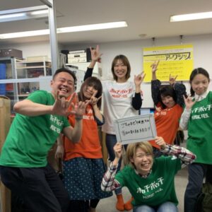 ホッチポッチの当日スタッフが笑顔で写真を撮っている。