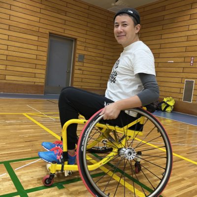 車イスに乗るDJ光邦